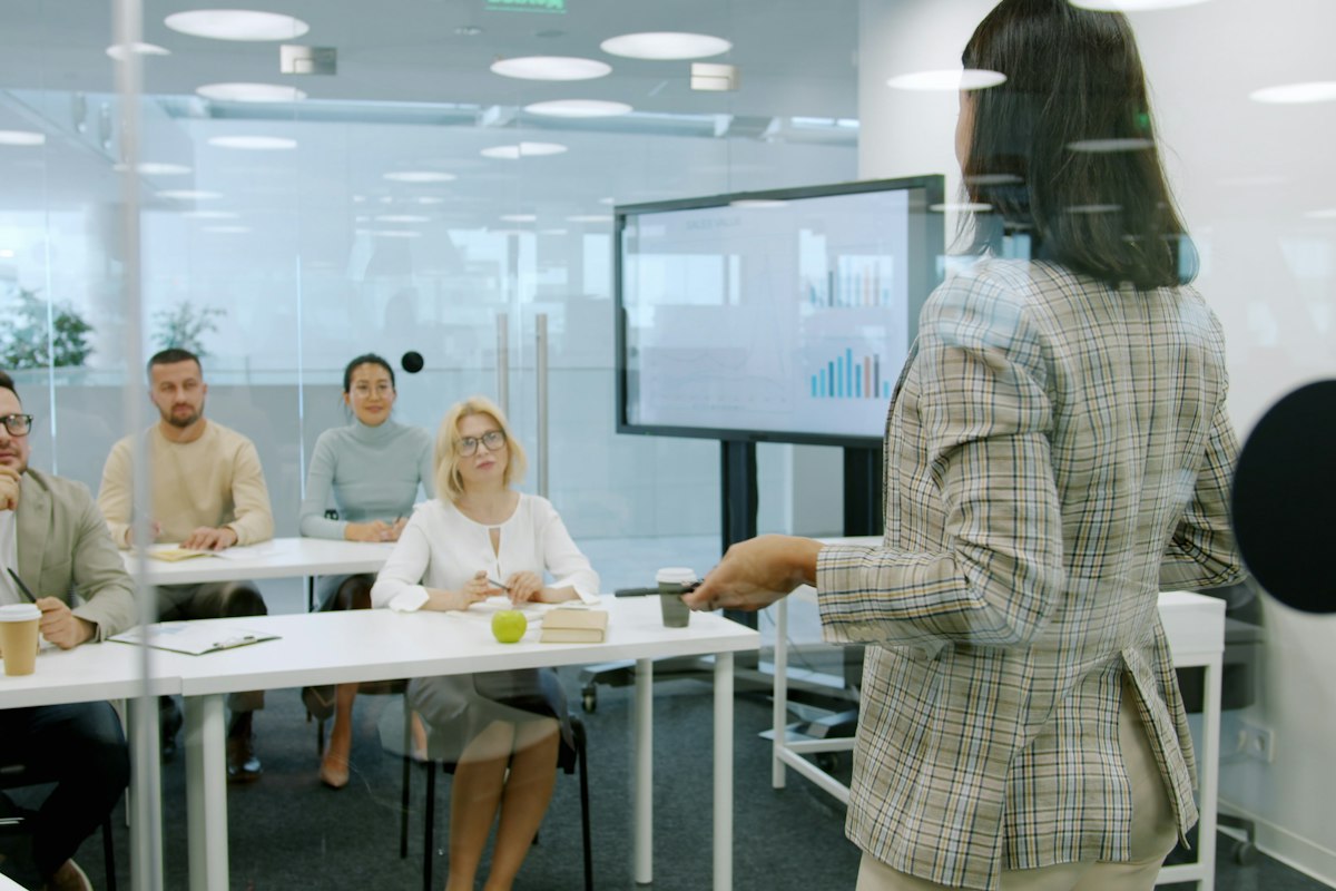 Profesional dando una charla a un equipo en una oficina