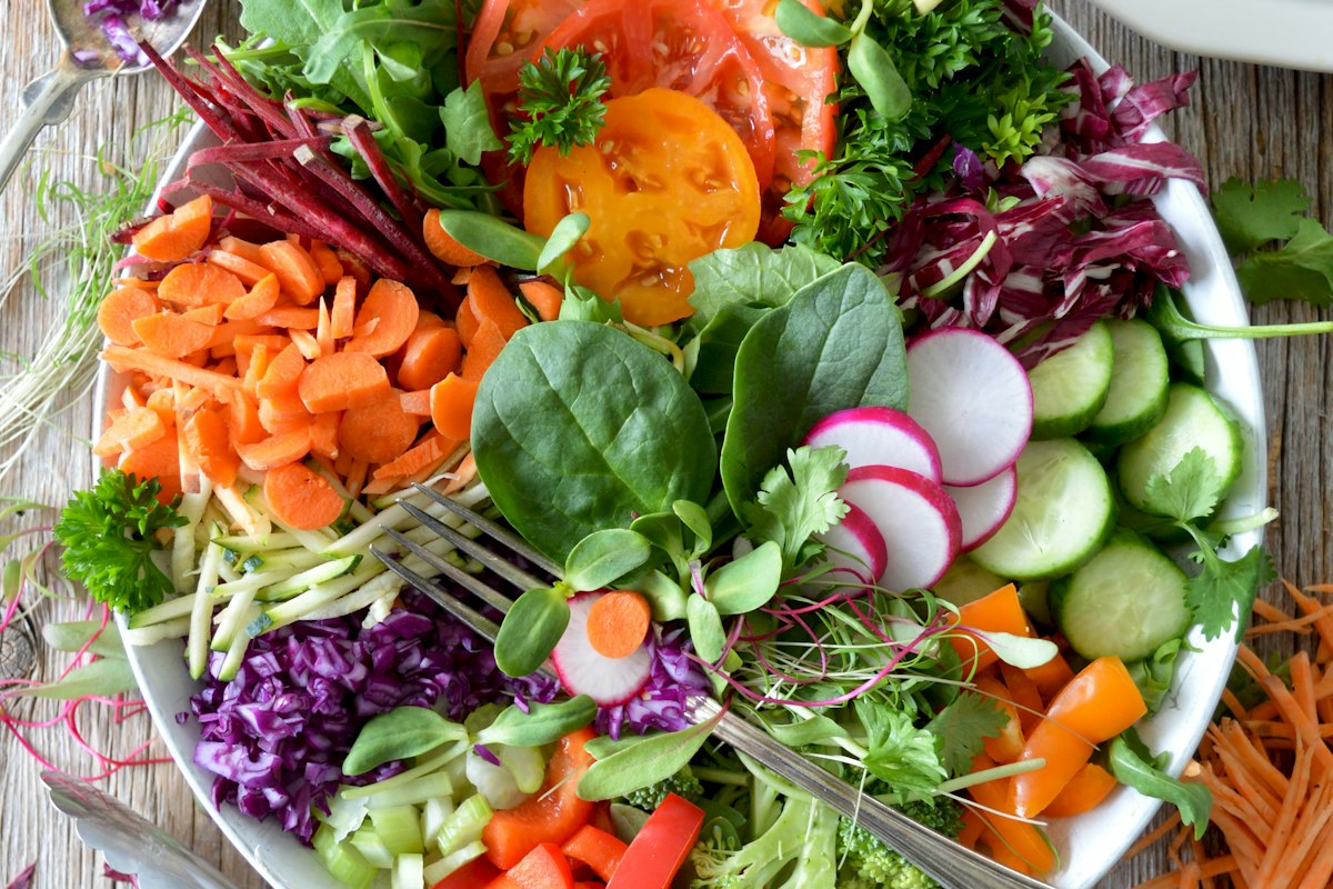 Plato de ensalada y verduras frescas