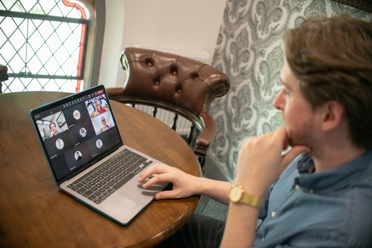 Trabajador participando en una videollamada desde su notebook