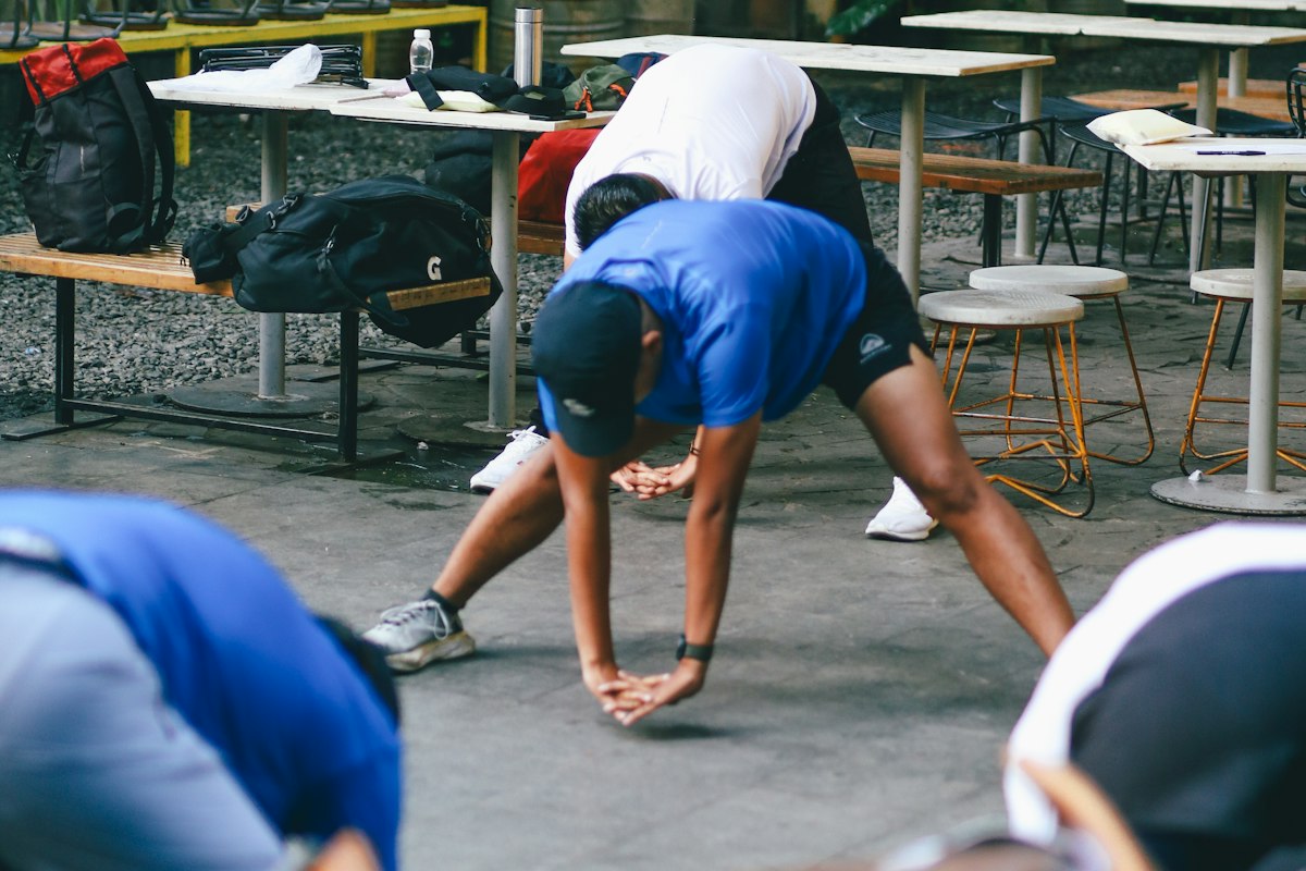 Grupo de trabajadores estirando durante una pausa activa