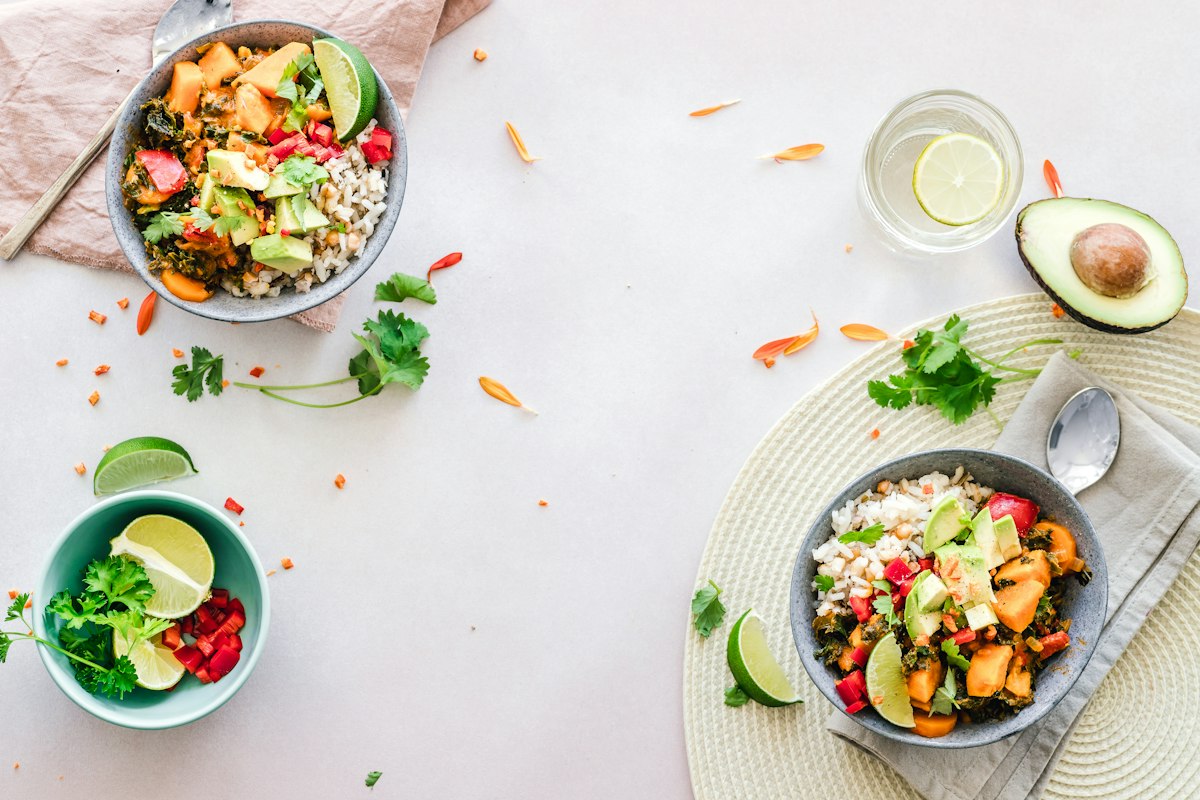 Bowl con alimentos saludables