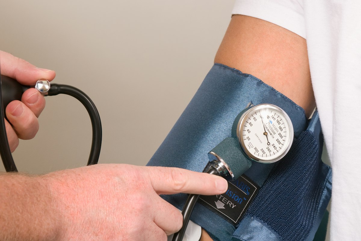 Profesional de salud tomando la presión arterial a una persona