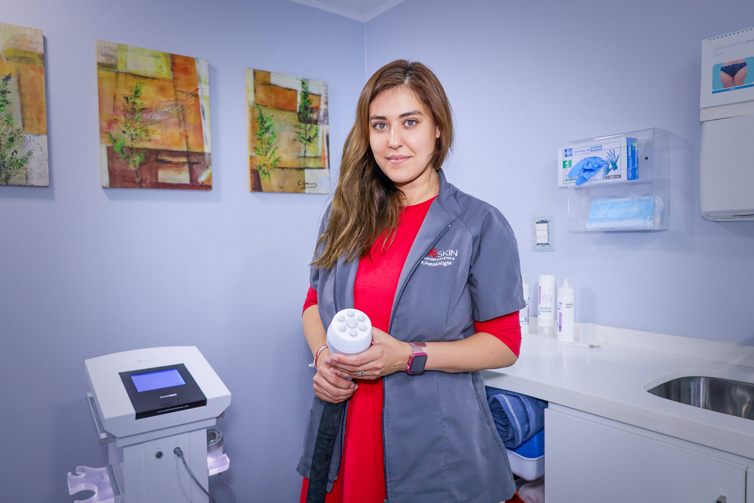 Francisca Larenas, kinesióloga dermatofuncional, en box de Ohskin Las Condes
